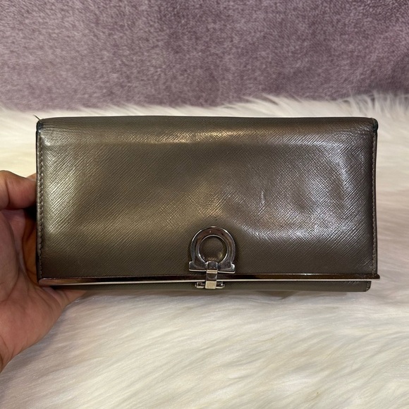 SALVATORE FERRAGAMO gancini long wallet in gun metal - Picture 2 of 16